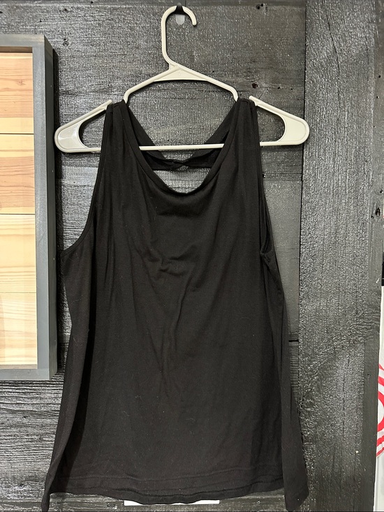 Tops - Women's Black Scoop Back Tank Top